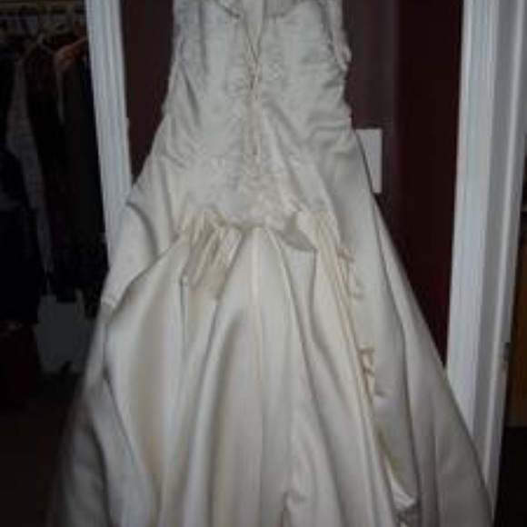 ALFRED SUNG Elegant White Wedding Dress - Picture 4 of 9